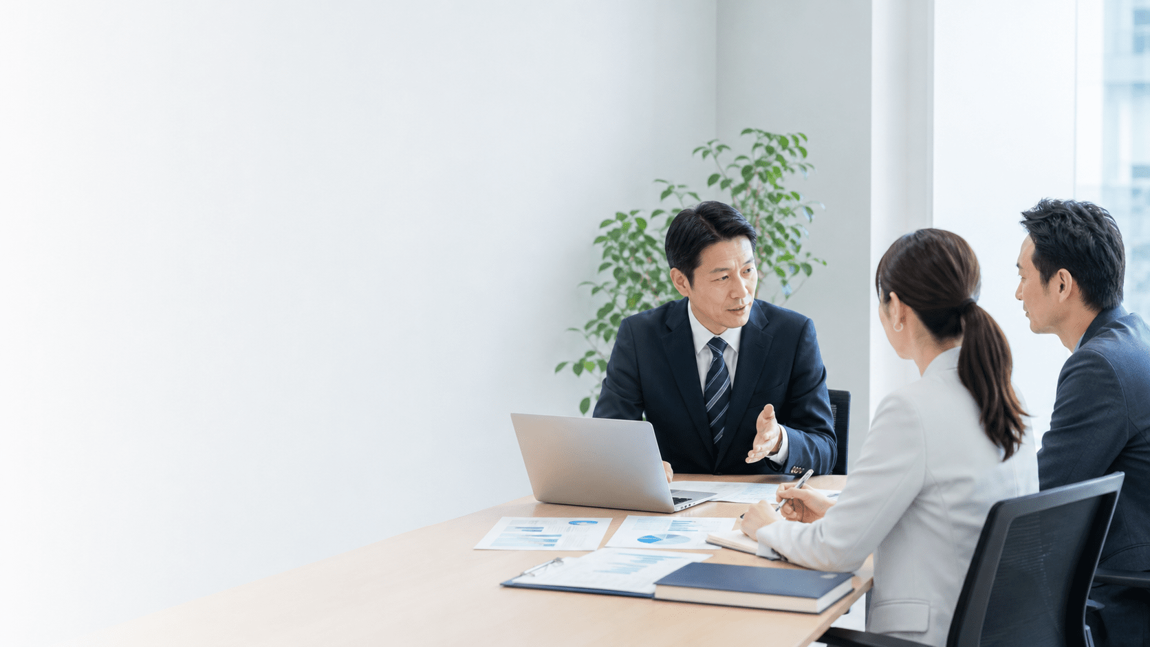 経営者と人事担当者が労務と人事制度について相談している様子