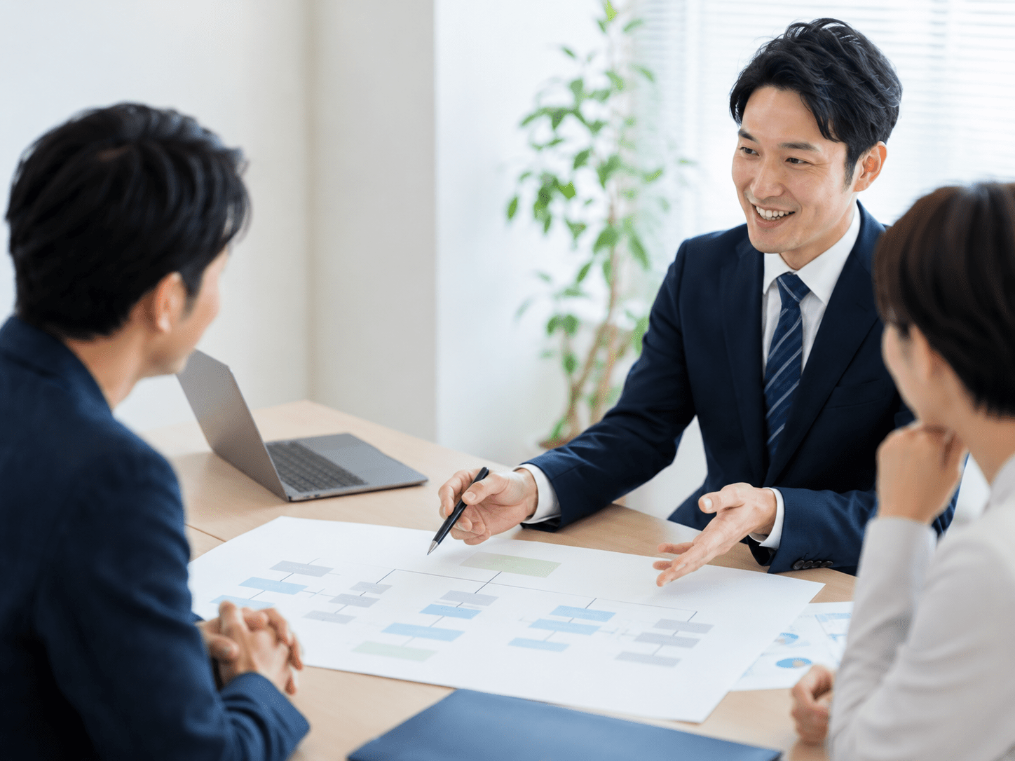 退職金制度・選択制DCのPCとファイルが並ぶ机