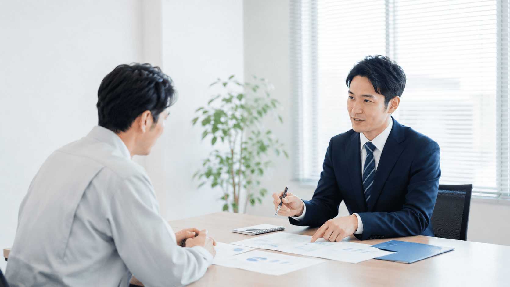 就業規則見直しの書類と手帳が置かれた机