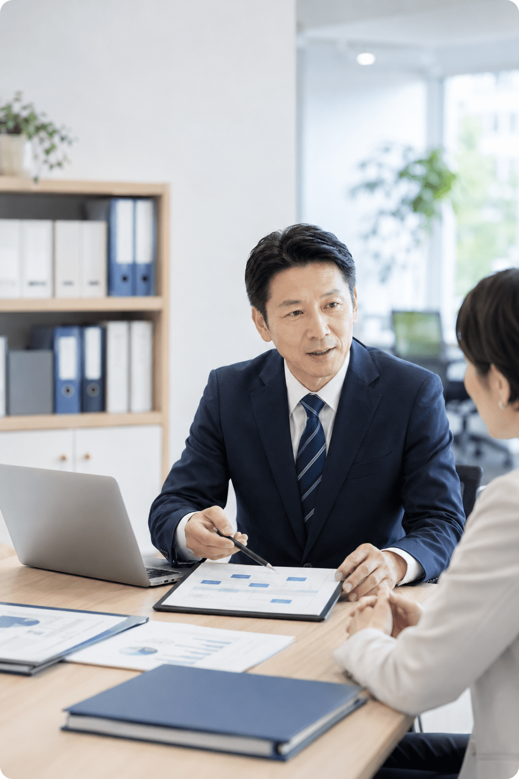 退職金制度・DX活用のPCと書類が置かれた机