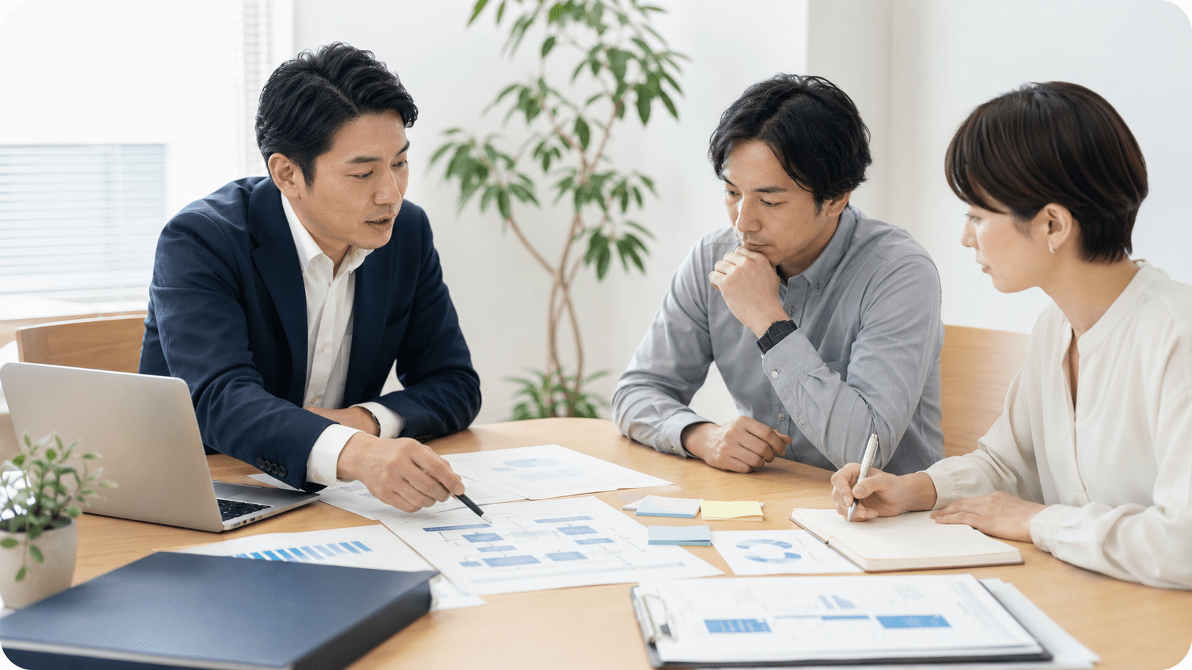 人事労務課題の整理が必要なタイミングを示す書類とPCの写真