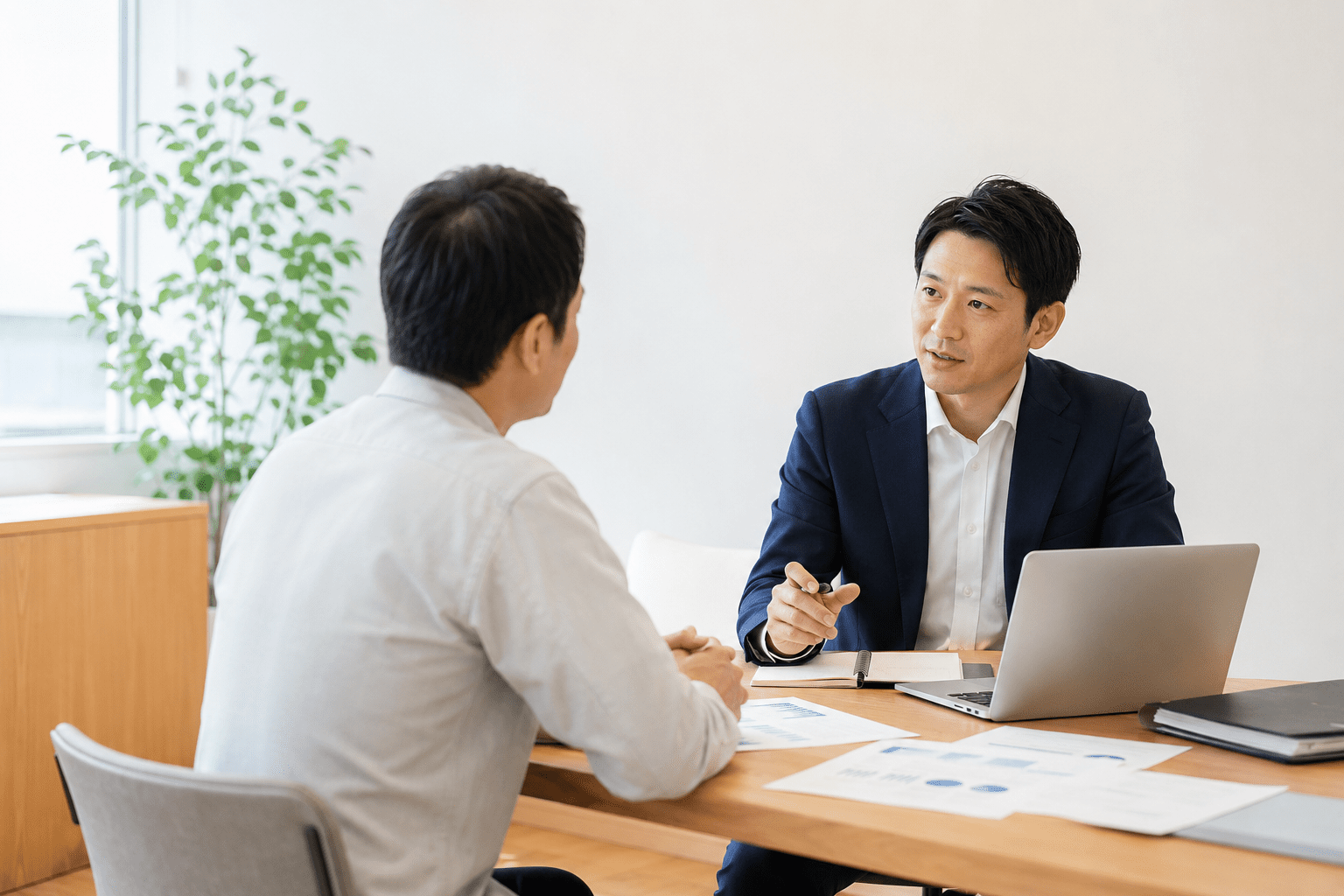 経営者と社会保険労務士が人事労務について相談している様子